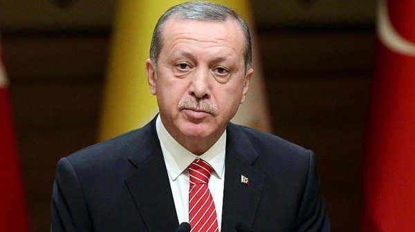 Ердоган струпа танкове и гаубици на границата със Сирия