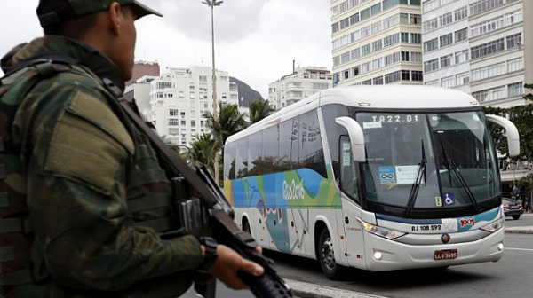 18 души бяха взети за заложници в автобус в Рио де Жанейро