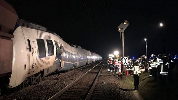 Влак дерайлира край Милано, има загинали