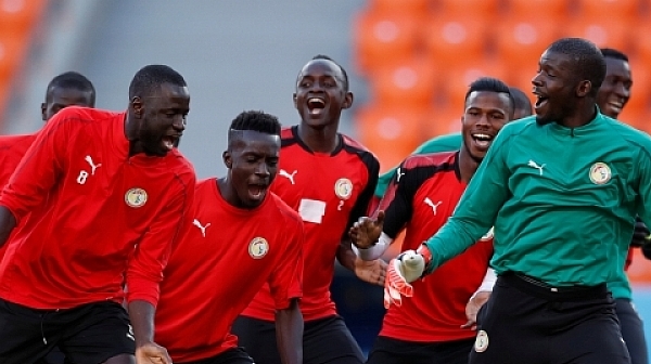 Футболистите на Сенегал с уникален танц на загрявка