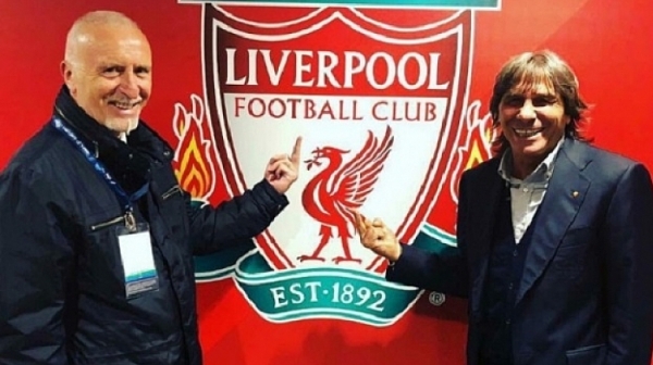 Скандално: Легенди на Рома показват среден пръст пред емблемата на Ливърпул