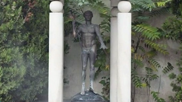 Откраднаха статуята на Аполон пред Централната софийска баня