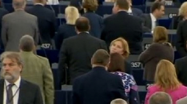Английски и полски евродепутати обърнаха гръб при химна на Европа