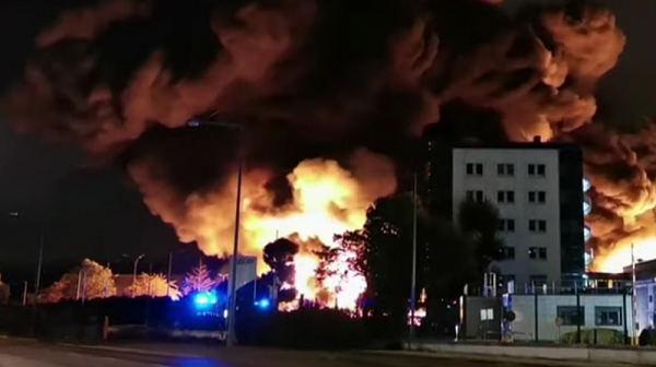 Пожар в химически завод във френския град Руан застрашава водите на Сена