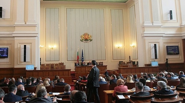 Шестима министри на контрол в парламента