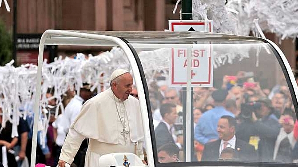 Папа Франциск с рана на лицето при инцидент с папамобила в Колумбия