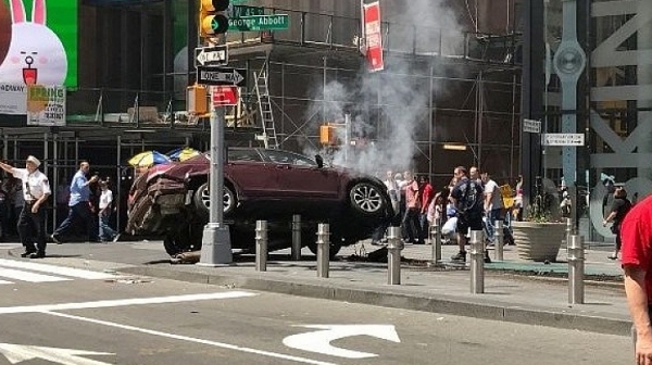 Кола се вряза в пешеходци в Ню Йорк, има загинал и много ранени