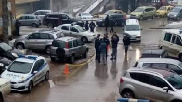 Полицай издъхна в колата си, помете паркирани автомобили
