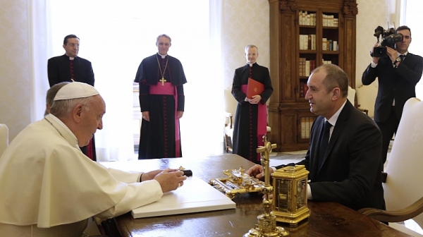 Президентът с уточнение за състава на делегацията при папата