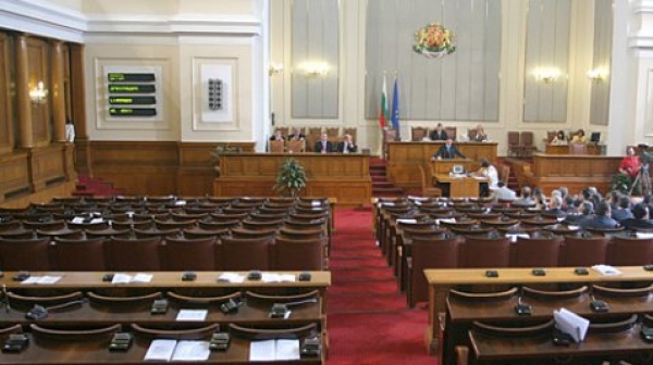 Управляващите спират пътуванията за да осигурят кворум в Народното събрание
