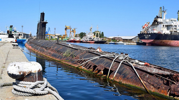 Докато „Слава“ ръждясва във Варна, МО търси подводница втора ръка