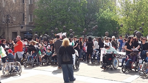 Мотористи се включиха в протеста на майките на деца с увреждания
