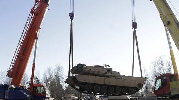 САЩ прехвърля танкове и войници в ЕС