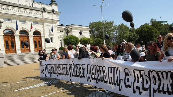 Шести ден майките на деца с увреждания искат оставката на Валери Симеонов