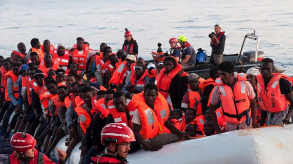 Италия разреши 82 мигранти да слязат на остров Лампедуза