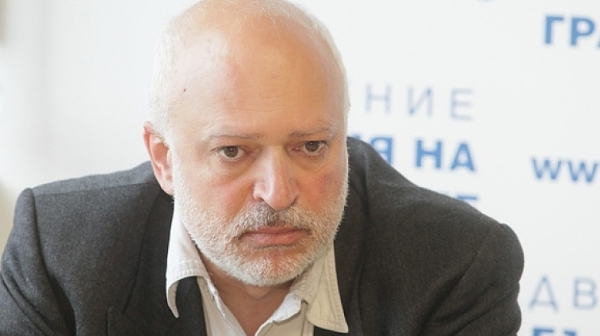 Проф. Минеков: Българският премиер е напълно неспособен за своя пост
