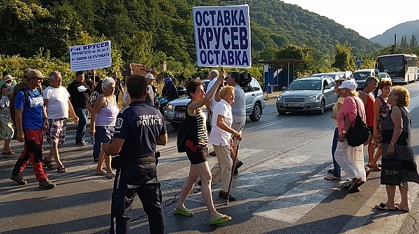 Недоволни от арогантността на властта блокират пътя София - Перник при Владая /обновена/
