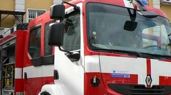 Огнеборец и охранител са пострадали при пожара в склад в София