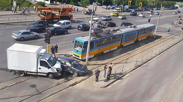 В час пик: Катастрофа върху трамвайните релси блокира столичен булевард