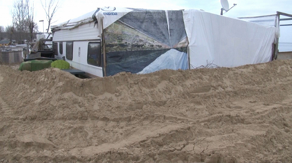 С 97 гласа депутатите забраниха палатките върху дюни