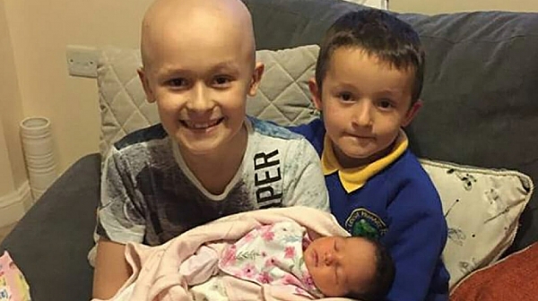 Умиращо от рак момче трогна света с любовта към новородената си сестричка