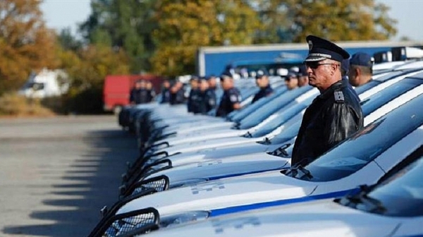 Новият министър на МВР връчи нови 341 коли за полицията на церемония