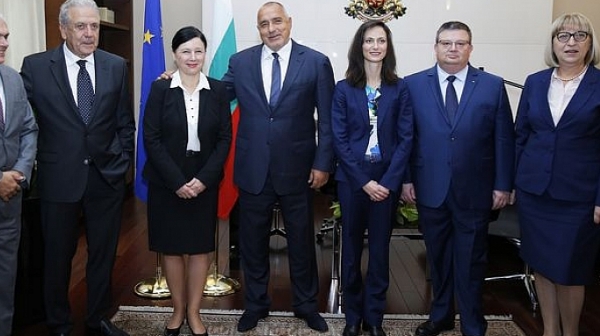 Посрещане по бойковски: Премиерът прегръща, прокурорът стои мирно, готов да бори корупцията