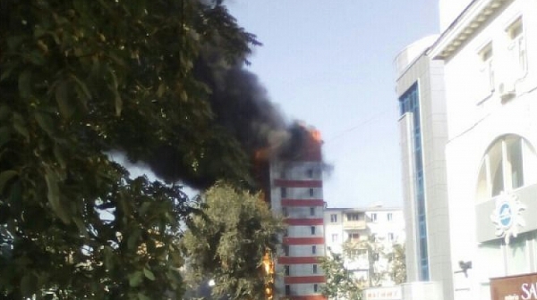 Пламна десететажнен хотел в Ростов на Дон, хора скачат от прозорците (Видео)
