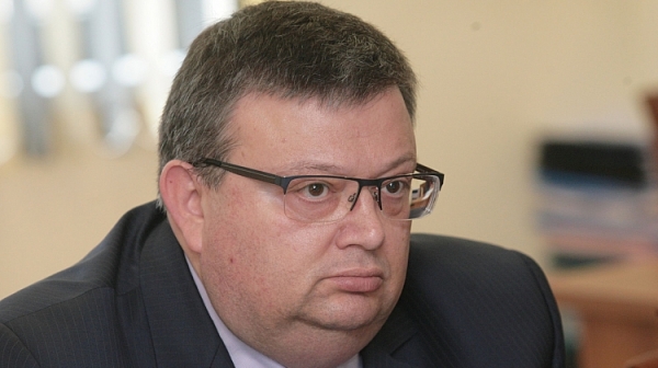 Цацаров мълчи за откраднатите 16 млрд ДДС, държи речи за ”зебрите”