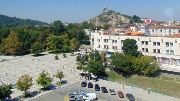 Със закъснение Общината в Пловдив купи реституираната част от площада