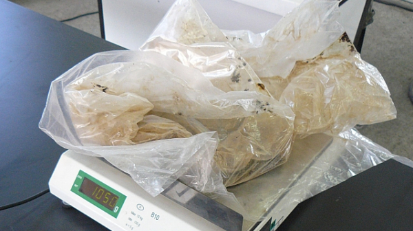 Наркодилър изкопа 5 кг хероин от двора си пред полицаи