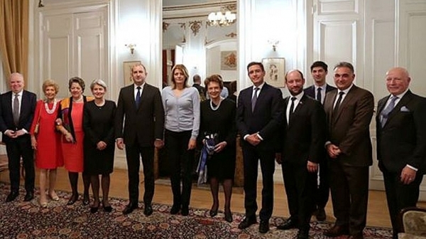 Десислава Радева се появи с жилетка на официална среща в Париж