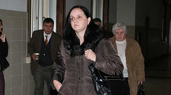 Протест пред Съдебната палата срещу акушерката Емилия Ковачева