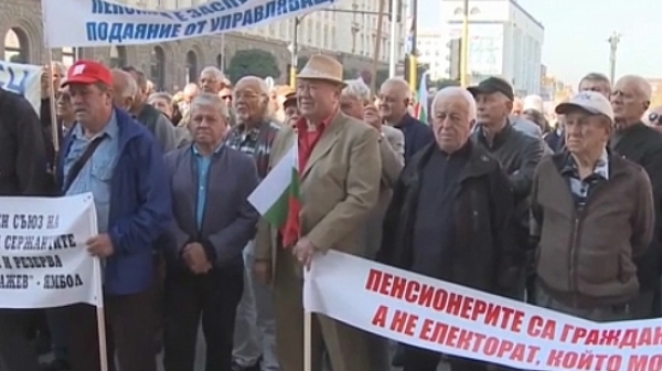 Пенсионери от цялата страна протестират пред МС