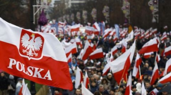 Хиляди националисти излязоха по улиците на Варшава за деня на независимостта