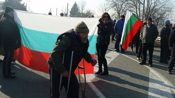 Жителите на ”Малашевци” на протест срещу тировете