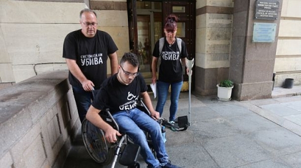 Баща на дете с увреждания: Виждам пълен разпад на държавата, Симеонов да подава оставка