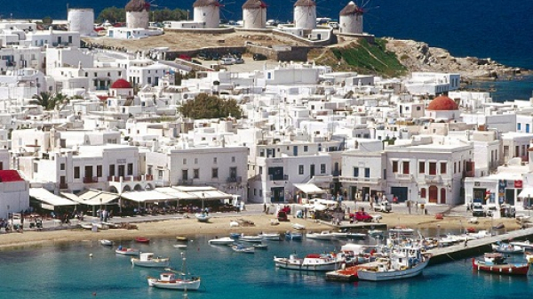 Гръцките курорти смъкват цените за септември