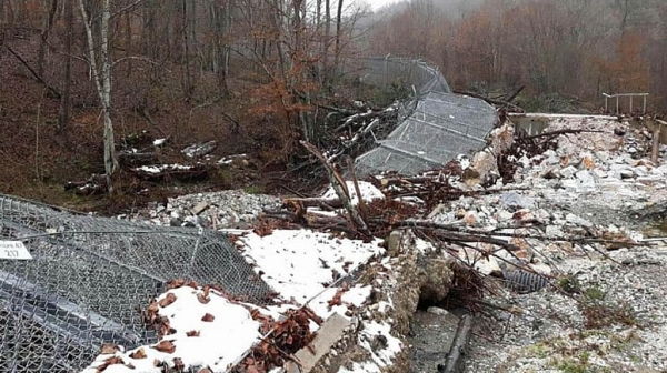 Оградата край Малко Търново е паднала