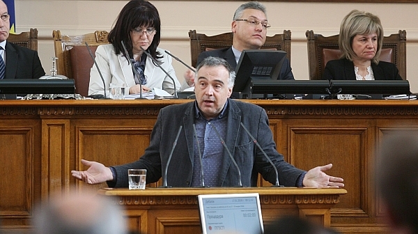 Кутев: Егати правителството, щом обвиняват дъщеря ми за провала на Младежкия форум