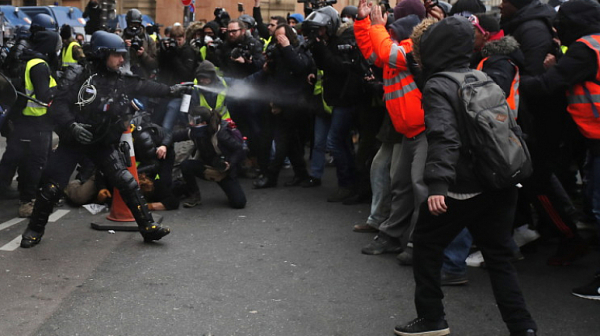 Тежки сблъсъци между ”жълти жилетки” и полиция край Триумфалната арка