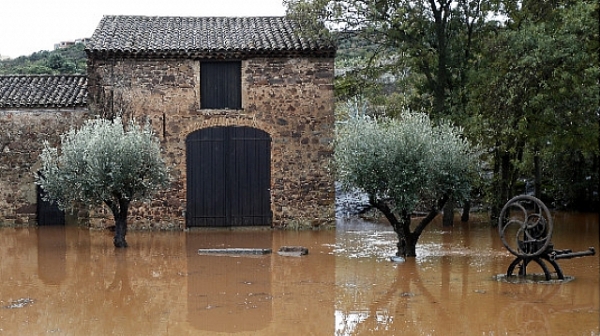 Жертвите на наводненията във Франция нарастват