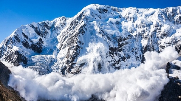 Предупреждават за опасност от лавини в планините