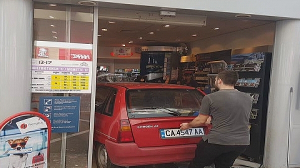 Автомобил се вряза в бензиностанция в столицата