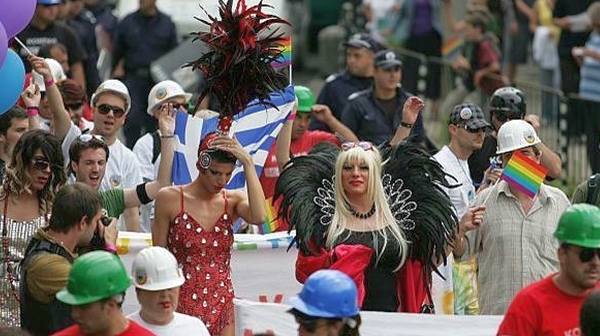 Противници на гей парада тръгват по улиците час преди него