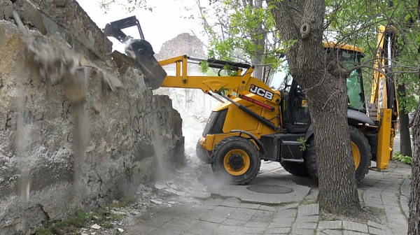 Събарят смъртоносната ограда в Хасково