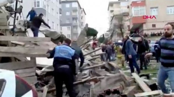Осеметажна жилищна сграда в Истанбул се срути, един е загинал