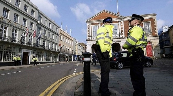 Намушканият полицай в Лондон имал само палка