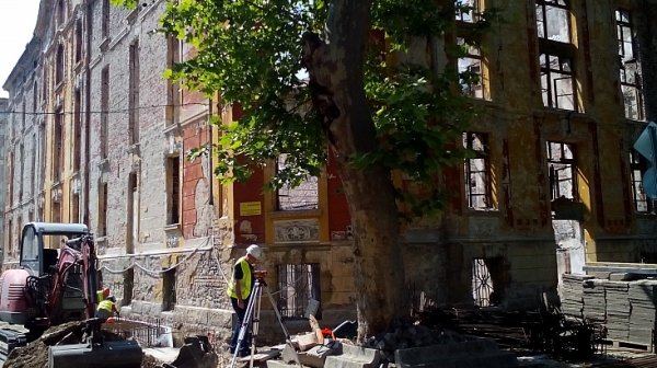 Реставрират изгорелите тютюневи складове в Пловдив