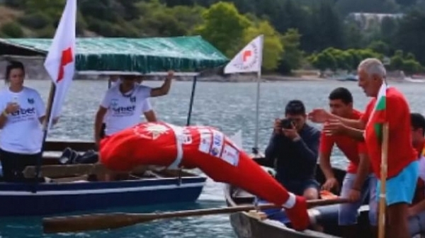 Българин с рекод на Гинес, преплува Охридското езеро с вързани ръце и крака